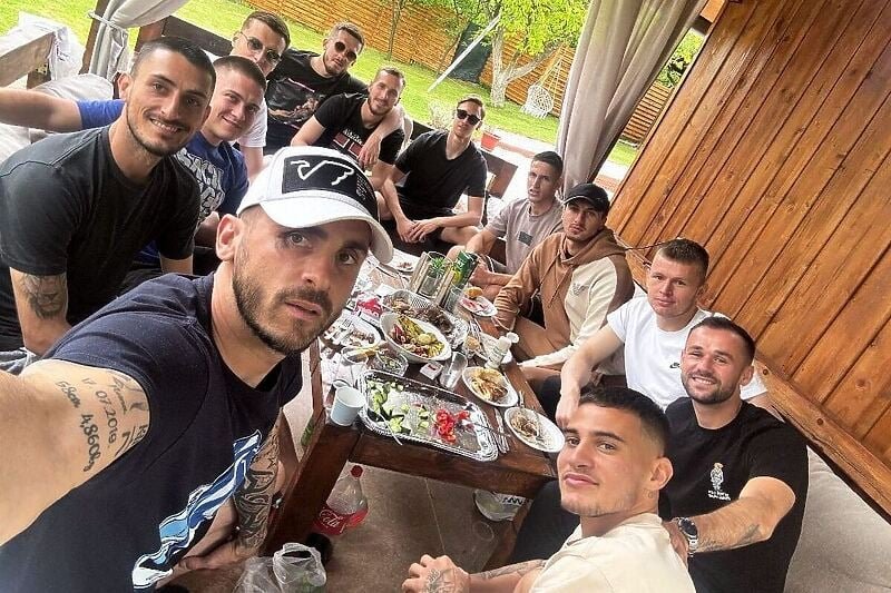 Igrači Željezničara organizovali “team building” i zajedno proslavili 1. maj