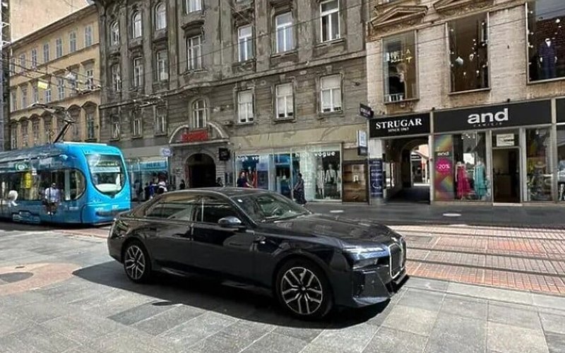 Tony Cetinski parking papak: Skupocjenog BMW-a parkirao nasred ulice
