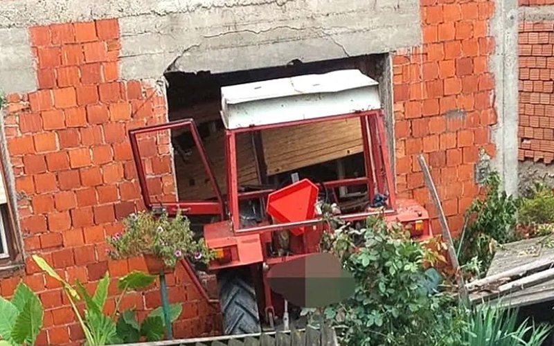 Muškarac jurcao traktorom pa uletio u kuću