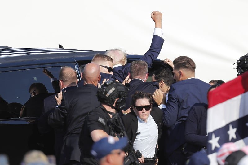 “Daj mi moje cipele”: Što se govorilo na pozornici u sekundama nakon što je Trump upucan