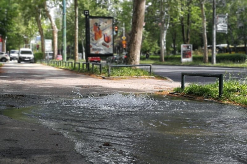 Dok od građana traže racionalno trošenje vode, ViK bi morao sanirati kvarove tamo gdje voda curi sedmicama i mjesecima