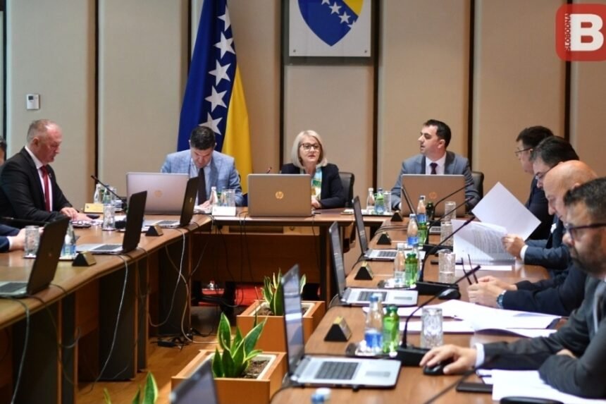 BURNO U SARAJEVU: Sjednica Vijeća ministara BiH, na dnevnom redu Nacrt zakona o zaštiti…