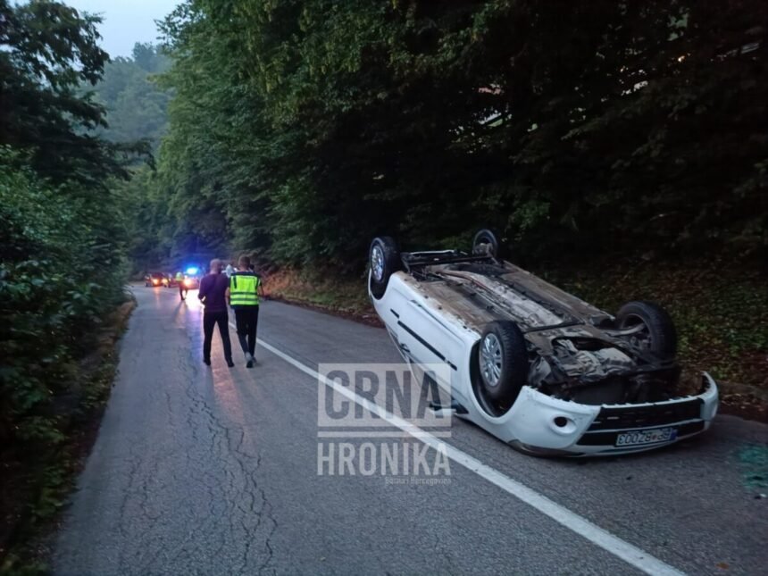 (FOTO) Nesreća kod Goražda: Vozačica Renaulta prevrnula vozilo na krov