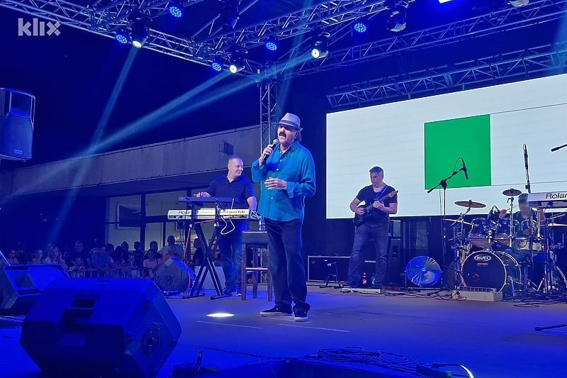 Haris Džinović održao veliki koncert u Goraždu, publika pjevala nezaboravne hitove do kasno u noć
