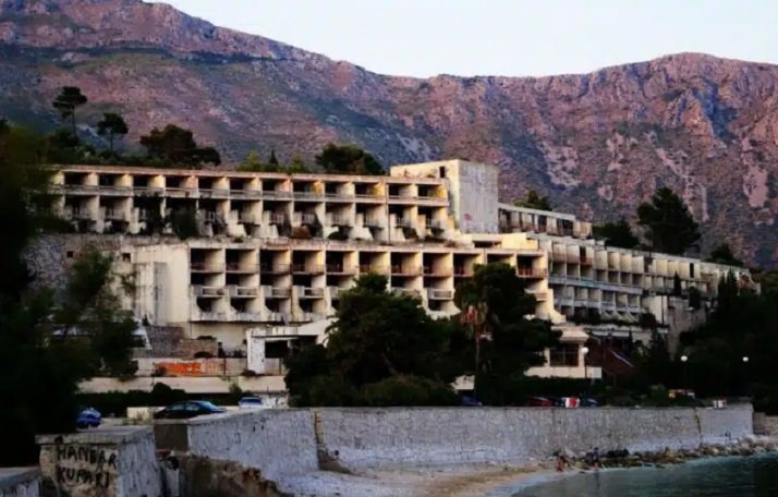 Nekadašnji raj za jugoslovensku elitu danas je zarastao u bršljan i korov