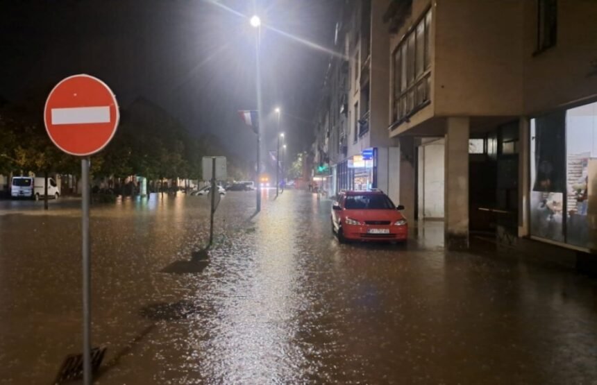 NAJTEŽE STRADALO KORZO: Poplave u centru Gline, sve raspoložive snage angažirane na ispumpavanju vode (FOTO)