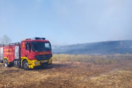 VJETAR RAZNOSI VATRU: Na gradskoj deponiji u Bijeljini izbio požar