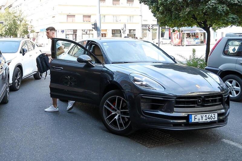 Sučić na okupljanje seniorske reprezentacije Hrvatske stigao u Porscheu, opsjedali ga navijači