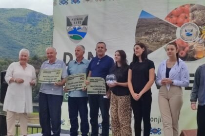 NAJBOLJE IZ KONJICA: Poljoprivrednici na štandove iznijeli svježe voće, povrće, mlijeko, meso, čajeve, med… (FOTO)