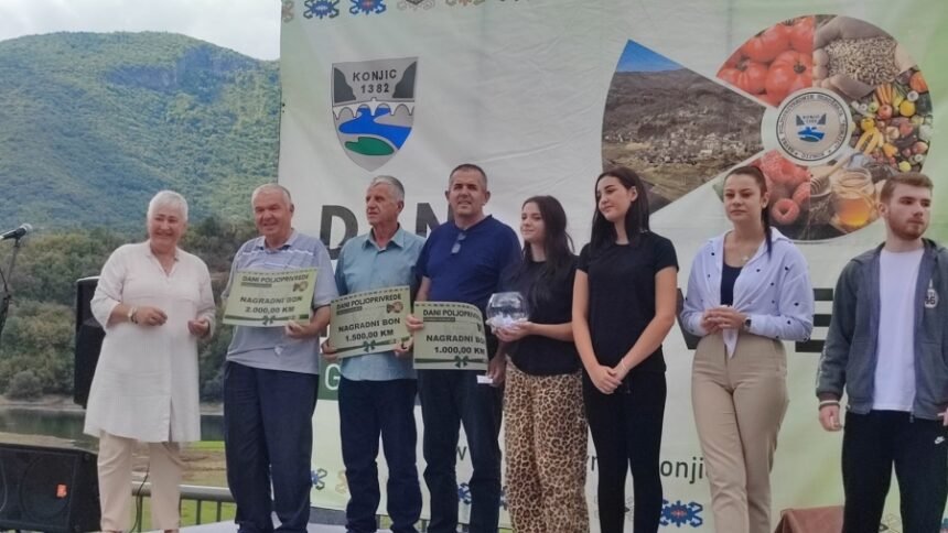 NAJBOLJE IZ KONJICA: Poljoprivrednici na štandove iznijeli svježe voće, povrće, mlijeko, meso, čajeve, med… (FOTO)