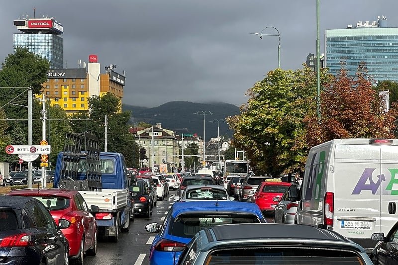 Kolaps saobraćaja u Sarajevu, ogromne gužve na cesti u oba smjera