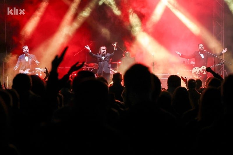 Sarajlije su večeras uživale u neograničenoj konzumaciji piva uz Let 3, Pips Chips & Videoclips i Sassju