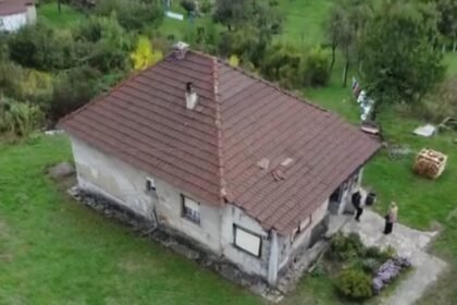 Vasva i Kićo žive u kući na rubu propadanja: Najveća želja ove majke je da njen sin ima gdje živjeti nakon njene smrti