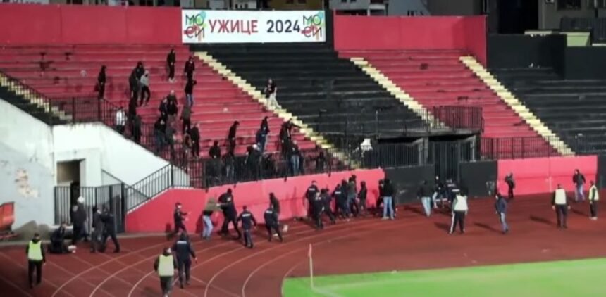 VELIKI SKANDAL U SRBIJI: Masovna tuča navijača i policije, sudija sklonio igrače sa terena (VIDEO)