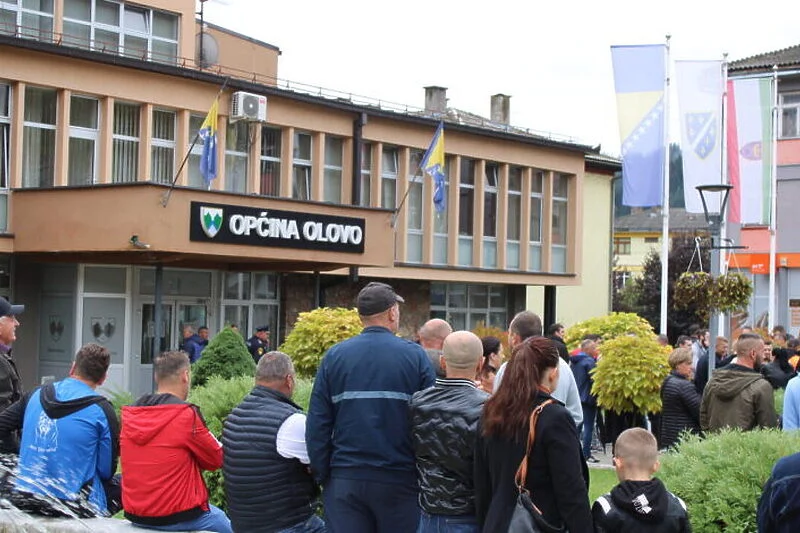 Šta se dešava u Olovu: Rudnik radio bez dozvola, voda zagađena, radnici protestovali ispred općine