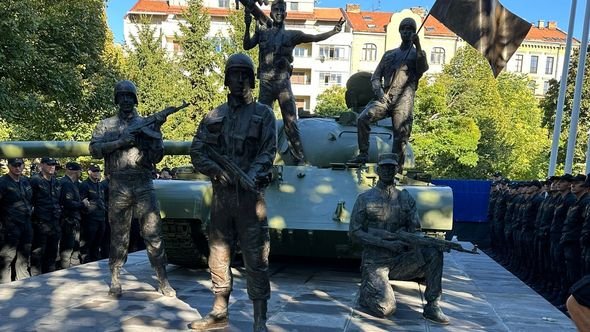 TENK U PARKU: Šta spomenik tenk u Sarajevu uči učenike škole pored koje je postavljen?