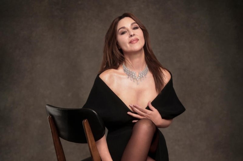 Monica Bellucci pozirala za naslovnicu  časopisa “Elle” u uskoj crnoj haljini s halterima