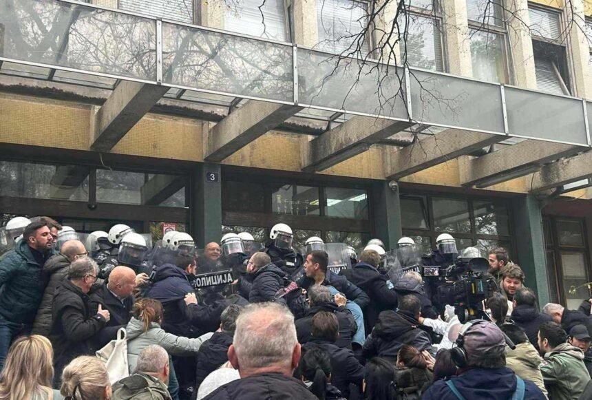 Dio opozicije pokušava ući u zgradu suda u Novom Sadu