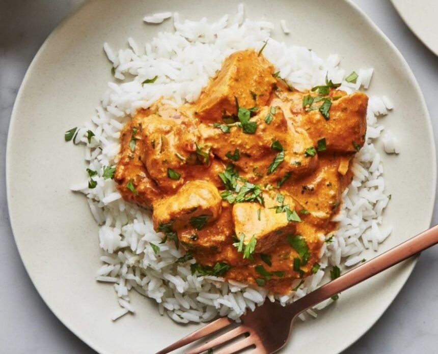 NAPRAVITE PILETINU U KREMASTOM UMAKU: Tikka masala klasik, jedno od najpopularnijih indijskih jela