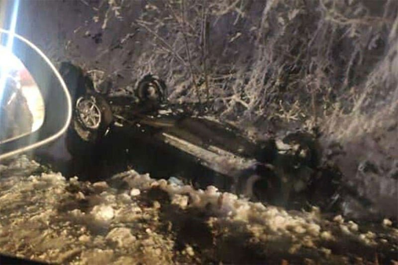 Banja Luka: Automobil sletio s ceste i prevrnuo se, pet osoba povrijeđeno
