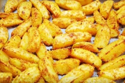 KAD STE U GUŽVI I NEMATE VREMENA: Na brzinu napravite najukusniji hrskavi krompir iz rerne, brz i ukusan obrok…