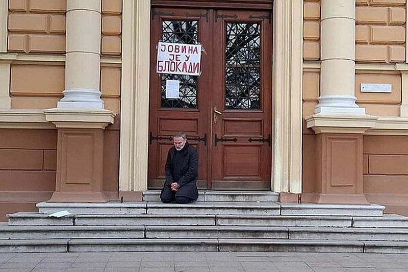 Nadrealne scene iz Novog Sada ne prestaju: Nepoznati muškarac bio zaključan u WC-u, direktor se i dalje moli