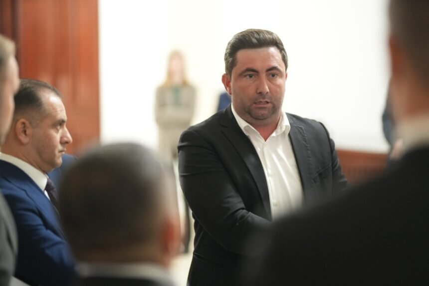 GRADONAČELNIK BIJELJINE OGORČENO: ‘Zahvaljujući SNSD-u nema isplate ni stipendija, ni subvencija…’