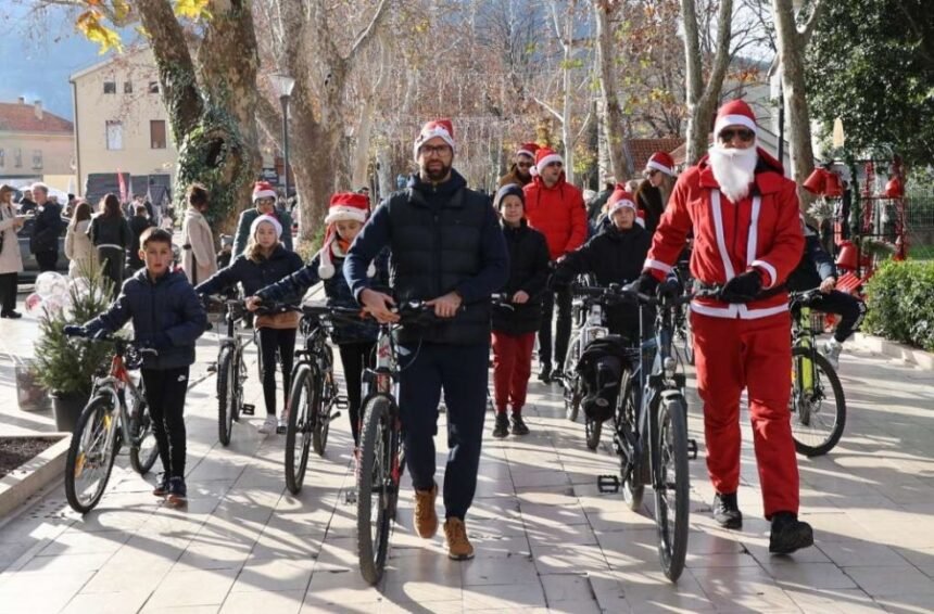 PRAZNIČNI DUH SE SE OSJETI NA SVAKOM KORAKU: Djeda Mrazovi na biciklima defilirali kroz Mostar (FOTO)