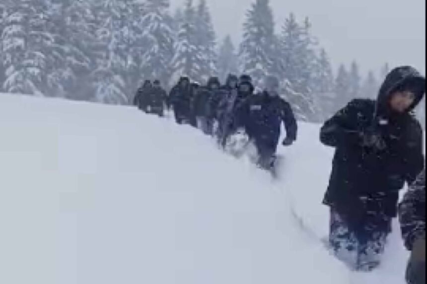 VIRALAN SNIMAK IZ BiH: Pogledajte kako se radnici probijaju kroz smetove da saniraju kvar (VIDEO)
