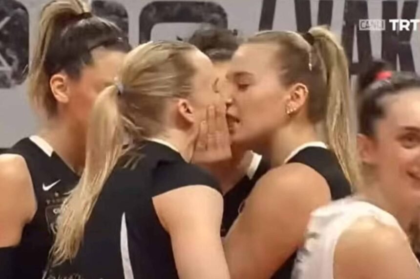 ATRAKTIVNE ODBOJKAŠICE SRUŠILE INTERNET: Slavile poen pa se poljubile ravno u usta! (VIDEO)