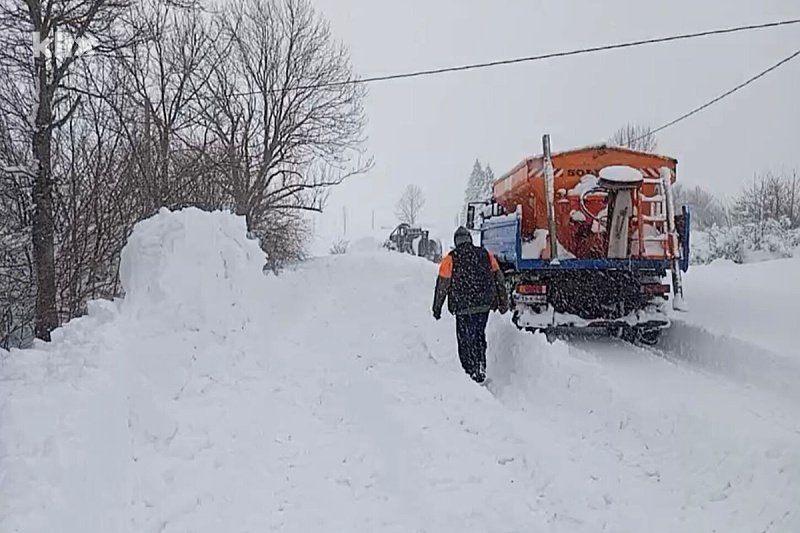 Snijeg u BiH i dalje otežava saobraćaj, u potpunosti blokirano devet putnih pravaca