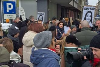 PROTESTI ZBOG SMANJENE KAZNE UBICI ALME KADIĆ: U BiH kad ubijaju žene ubiju je dva puta: Jednom na kućnom pragu, drugi put u sudnici