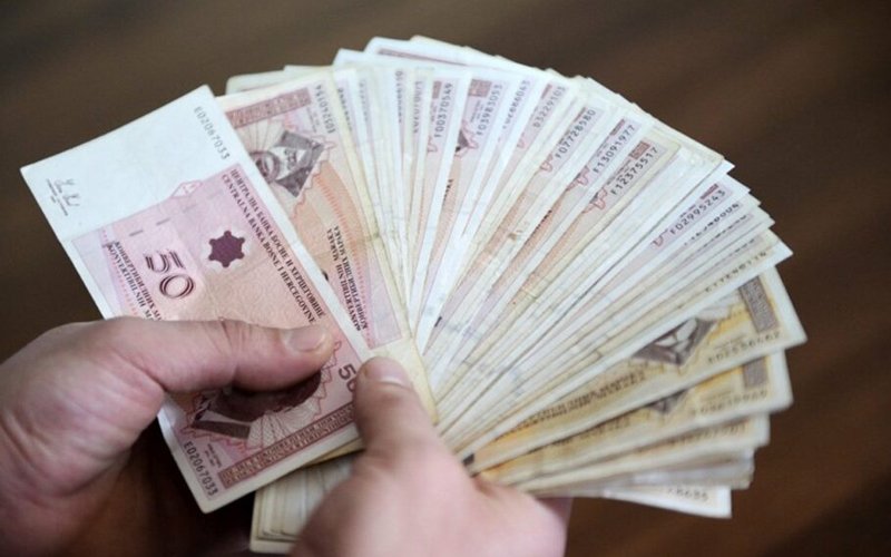 Direktori s plaćama od 5.000 do 7.800 KM, a radnicima tek minimalac povećan na 1.000 KM