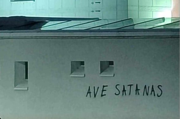 Nakon požara na Hadži Pašinoj džamiji u Brčkom, na Bijeloj džamiji ispisan natpis “ave satanas”