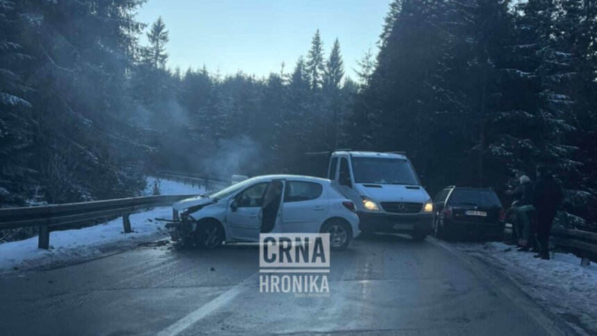 Nesreća na Karauli: Direktan sudar dva automobila zbog leda na cesti