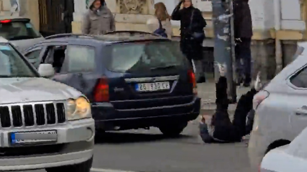 Odlučno skrbništvo na do 30 dana muškarac koji je udario učenika na blokade u Beogradu