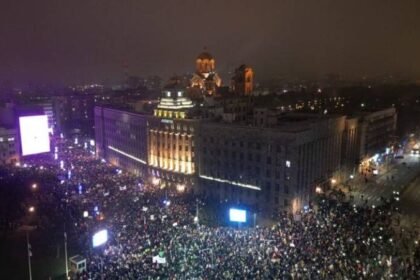 Pogledajte scene iz Beograda: Studenti marširaju, ravnatelju RTS-a dali veliki sendvič na dar