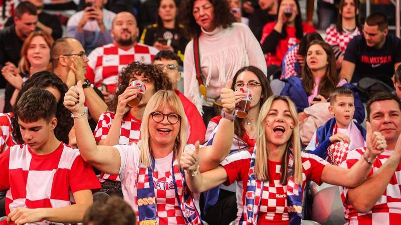 FOTO Pune se tribine Arene za prvu utakmicu Hrvatske: Stigli su navijači sa svih strana zemlje