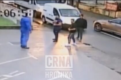 (VIDEO) Trojica opasnih momaka napalo muškarca u centru grada: Nisu se dobro proveli