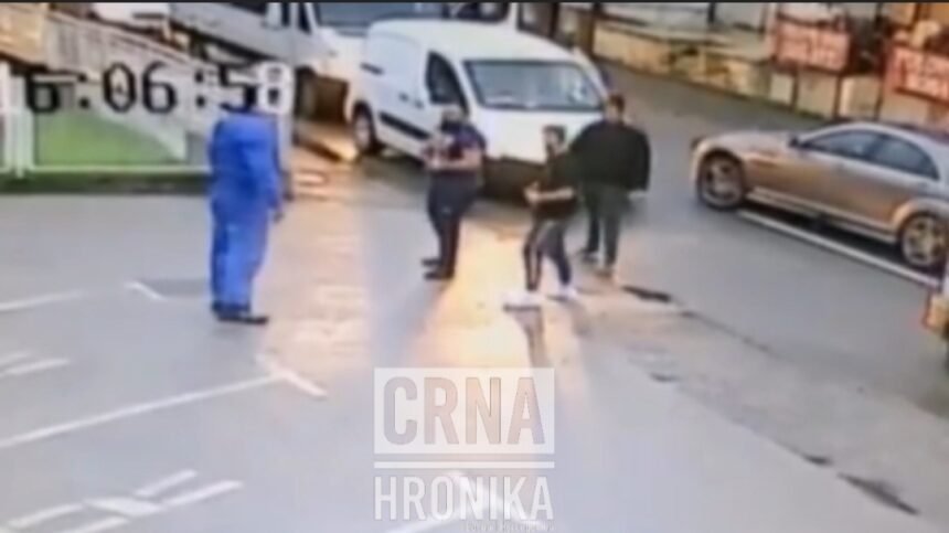 (VIDEO) Trojica opasnih momaka napalo muškarca u centru grada: Nisu se dobro proveli