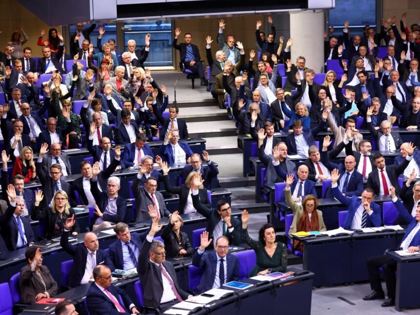 Tijesnom većinom odbačen prijedlog zakona o migrantima koji je podržao AfD