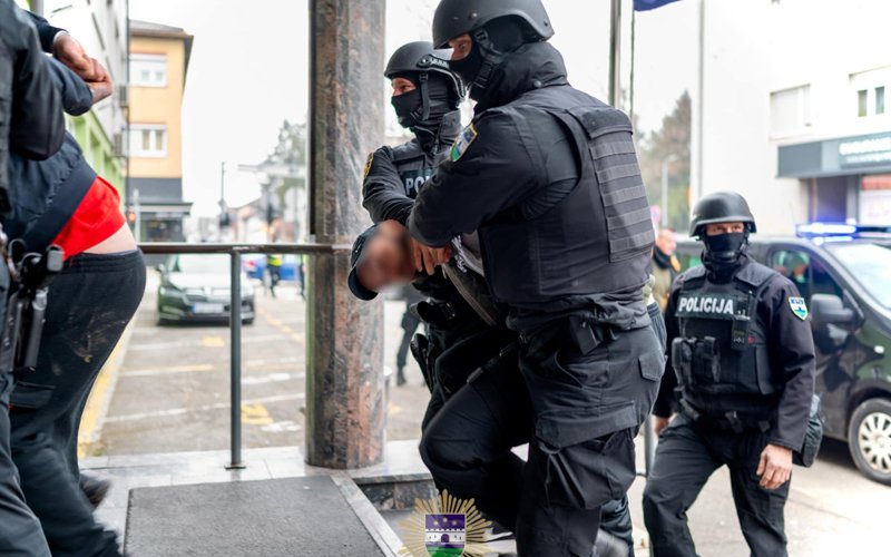 Akcija u Sanskom Mostu: Uhapšena osoba zbog narkotika
