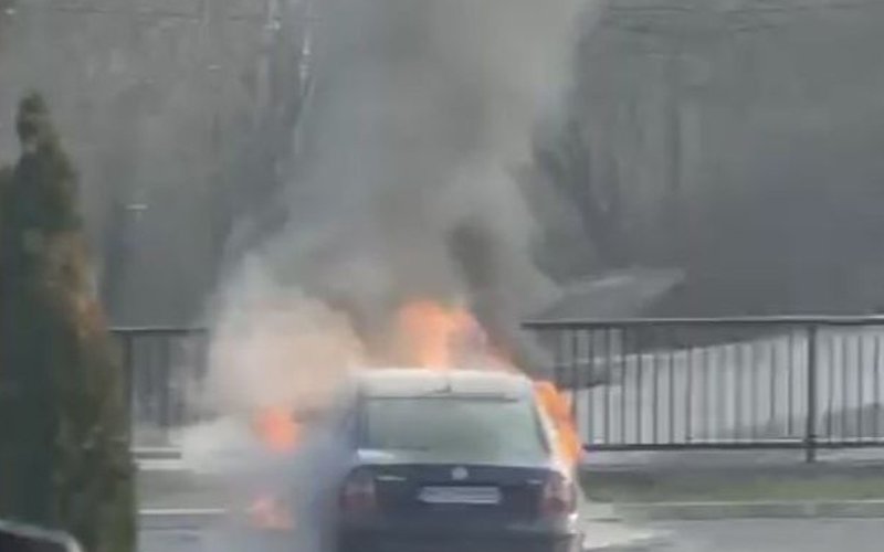 Zapalio se Passat u Krupi na Vrbasu, vatrogasci na terenu