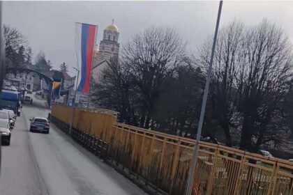 RAMIĆ OBJAVIO SLIKU ZASTAVA S GRANIČNOG PRELAZA BOSANSKA GRADIŠKA: ‘Sve po zakonu i 50 m od granične crte’ (FOTO)
