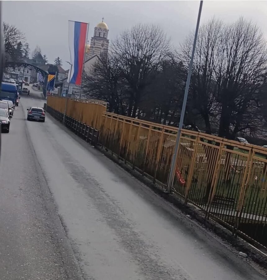 RAMIĆ OBJAVIO SLIKU ZASTAVA S GRANIČNOG PRELAZA BOSANSKA GRADIŠKA: ‘Sve po zakonu i 50 m od granične crte’ (FOTO)