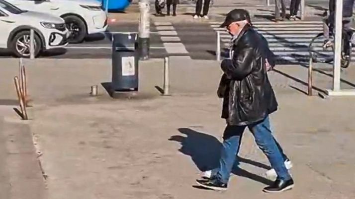 Bivši premijer Ivo Sanader šetao Zagrebom: “Zar ne bi trebao biti iza rešetaka?”