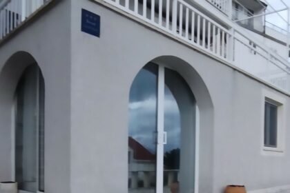 FOTO Ovakav oglas se na vidi često: Dugoročno se iznajmljuje studio apartman moru