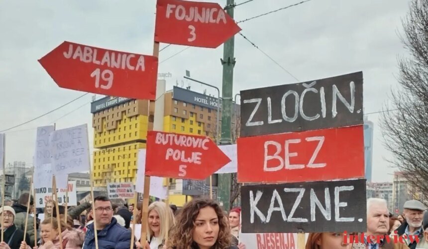 PROTESTI ISPRED PARLAMENTA BIH: Nije iz ubila ni kiša ni kamen već nemar vlasti