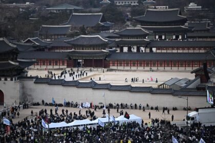 Rivalni kampovi protestiraju u Južnoj Koreji, jer vlasti pritiskaju za Yonovo hapšenje