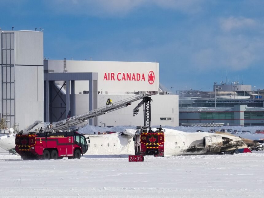 Avion se prevrnuo pri slijetanju u Toronto, osmero povrijeđenih